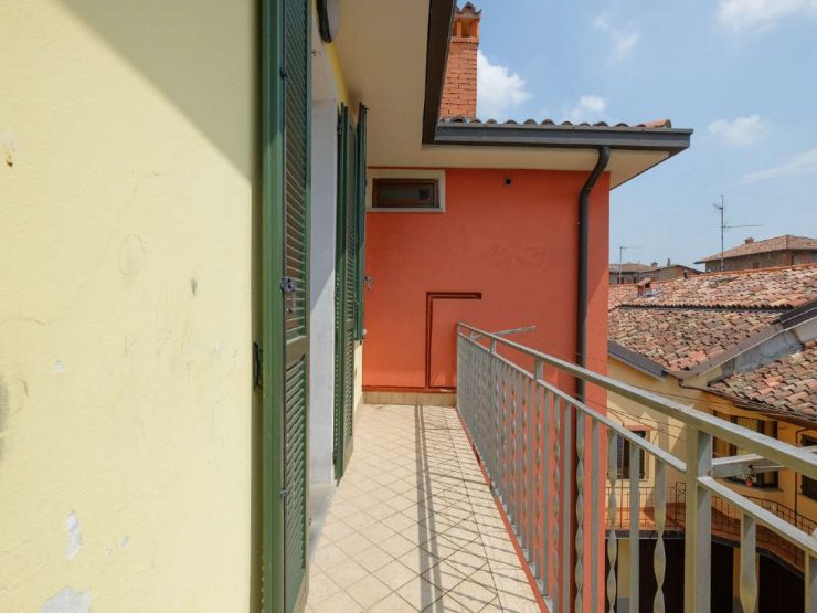 BILOCALE CON BALCONE, BOX E CANTINA