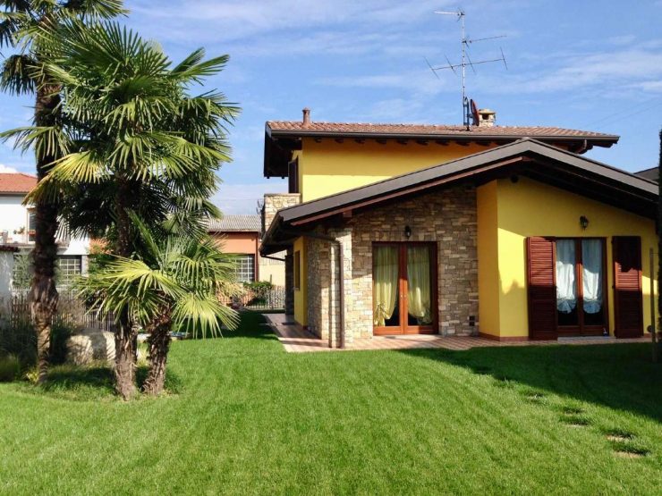 VILLA SINGOLA CON GIARDINO E BOX QUADRUPLO A MAPELLO