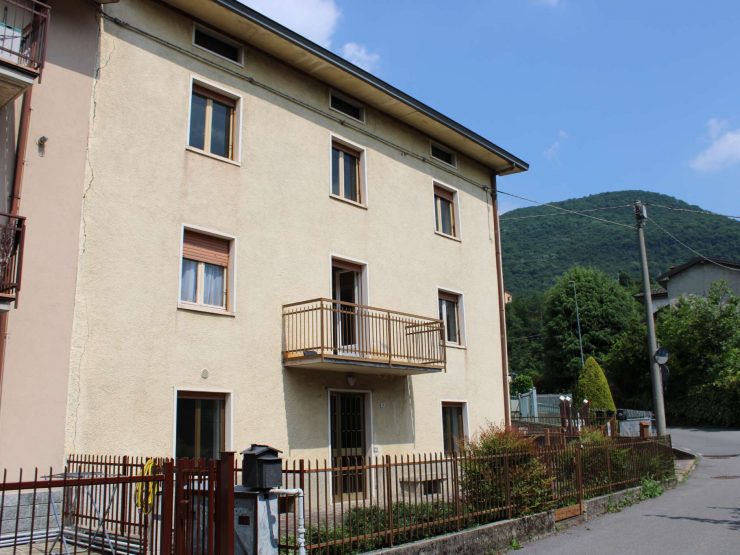 CAPIZZONE,CASA INDIPENDENTE SU TRE LIVELLI CON SOLAIO E BOX