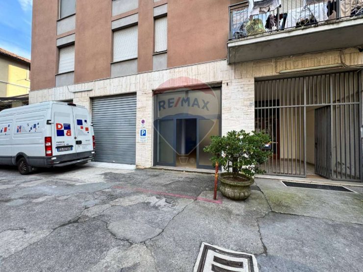 In zona Porta Osio, a Bergamo, si trova questo ampio e ben tenuto Garage/Box QUADRUPLO
