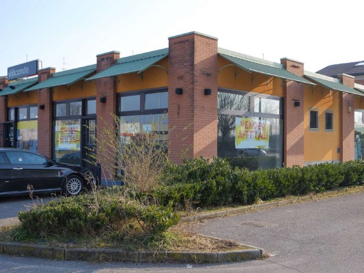 TERNO D’ISOLA –  SPAZIO COMMERCIALE FRONTE STRADA DI FORTE PASSAGGIO