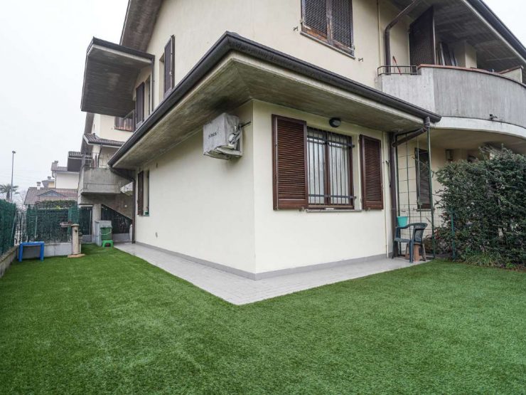 BILOCALE ARREDATO CON GIARDINO E BOX