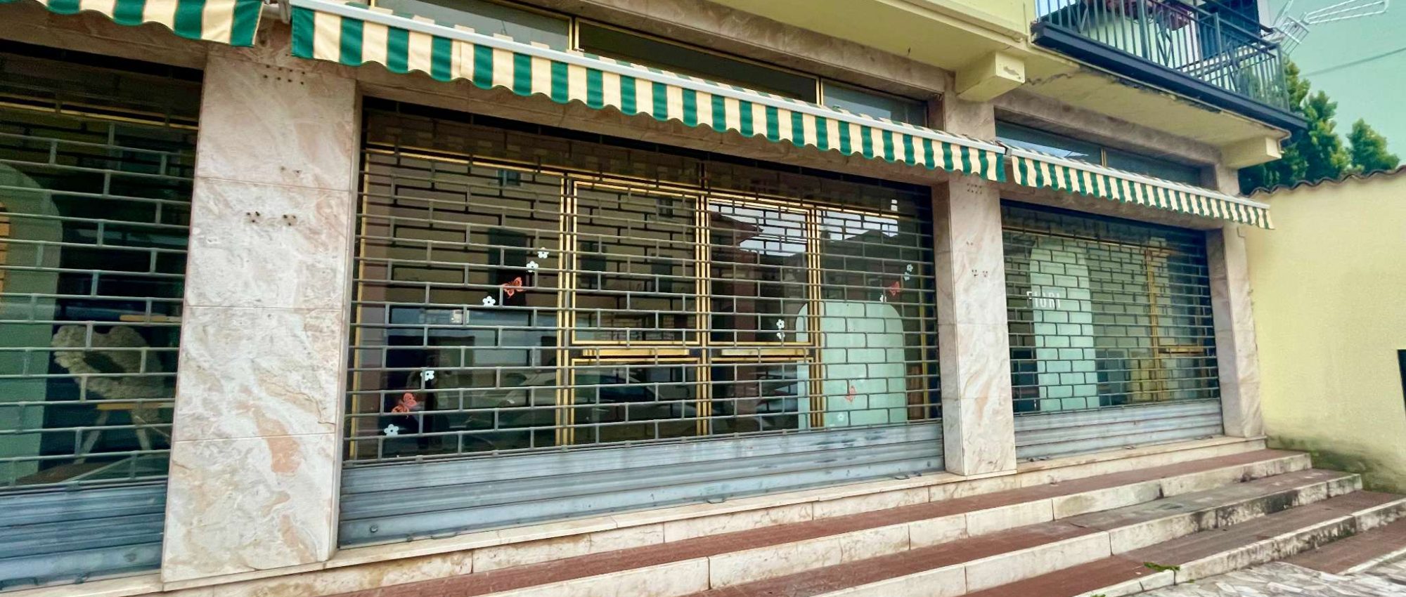 NUVOLERA,NEGOZIO CON GRANDI VETRATE,