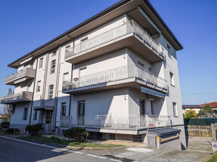 BOTTANUCO,QUADRILOCALE  LIBERO SU 3 LATI