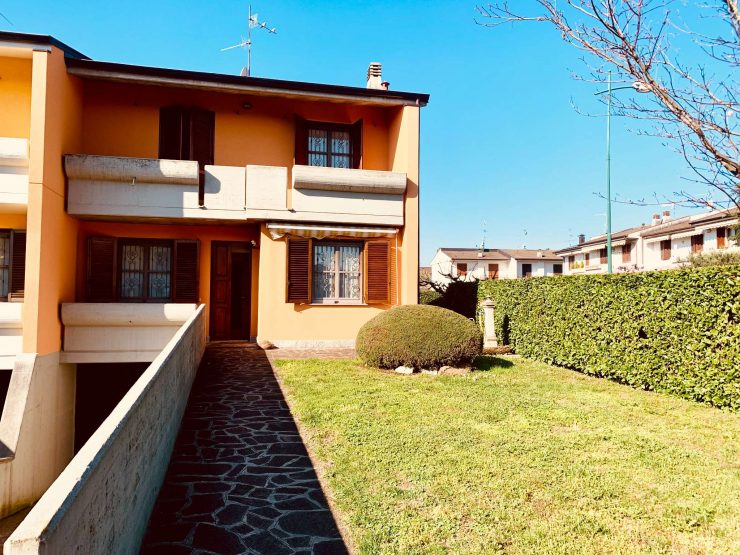 VILLA A SCHIERA A GRASSOBBIO