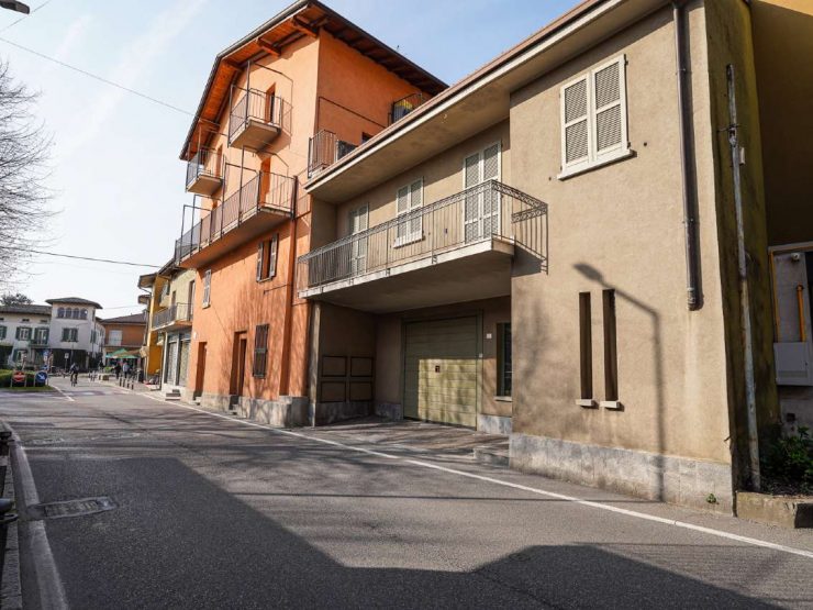 TRILOCALE SU DUE LIVELLI CON GIARDINO PRIVATO E BOX QUADRUPLO IN VENDITA