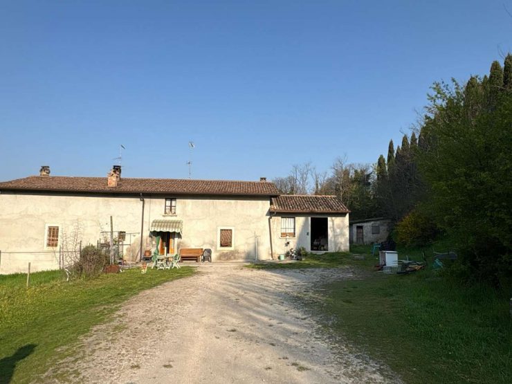 Vendesi cascinale a Solferino diviso in tre appartamenti!!