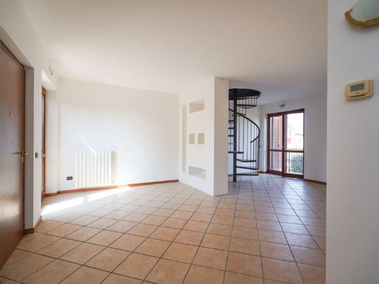 APPARTEMENTO CON TAVERNA E GIARDINO