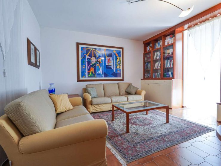 PORZIONE DI CASA DI 4 LOCALI DOPPI SERVIZI CON GIARDINETTO, DUE TERRAZZI E 4 POSTI AUTO