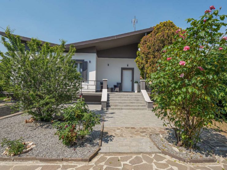 VILLA SINGOLA SU GIARDINO PRIVATO