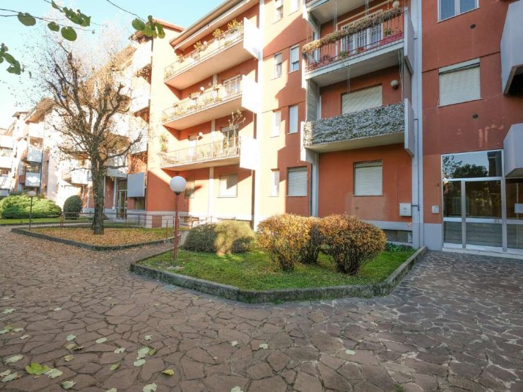 QUADRILOCALE CON DOPPI SERVIZI E BOX