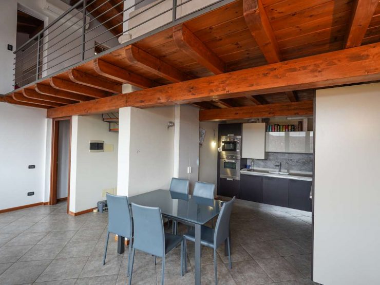 Il tuo nuovo appartamento duplex con travi a vista a Urgnano!