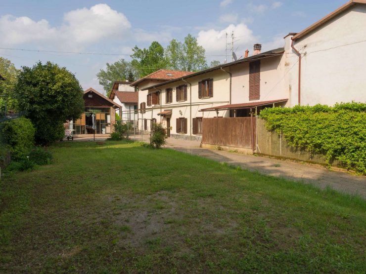 PORZIONE DI CASA – CIELO TERRA – GIARDINO E DEPANDANCE IN VENDITA A BIASSONO!!