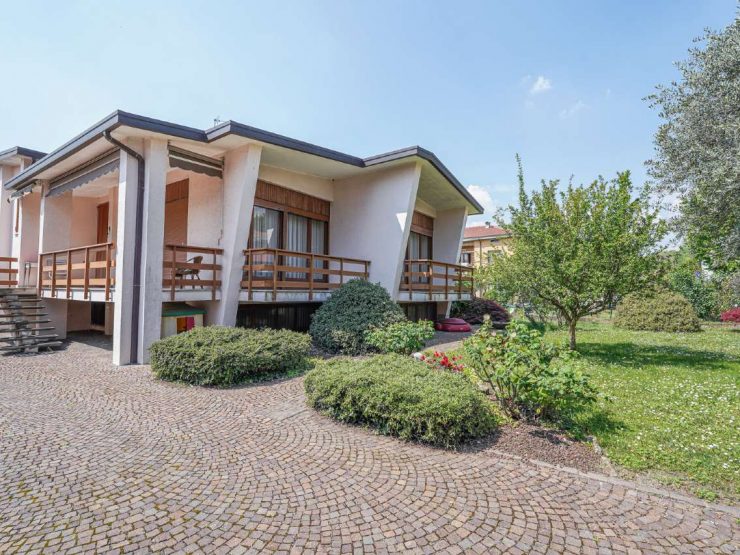 VILLA SINGOLA CON GIARDINO ESCLUSIVO