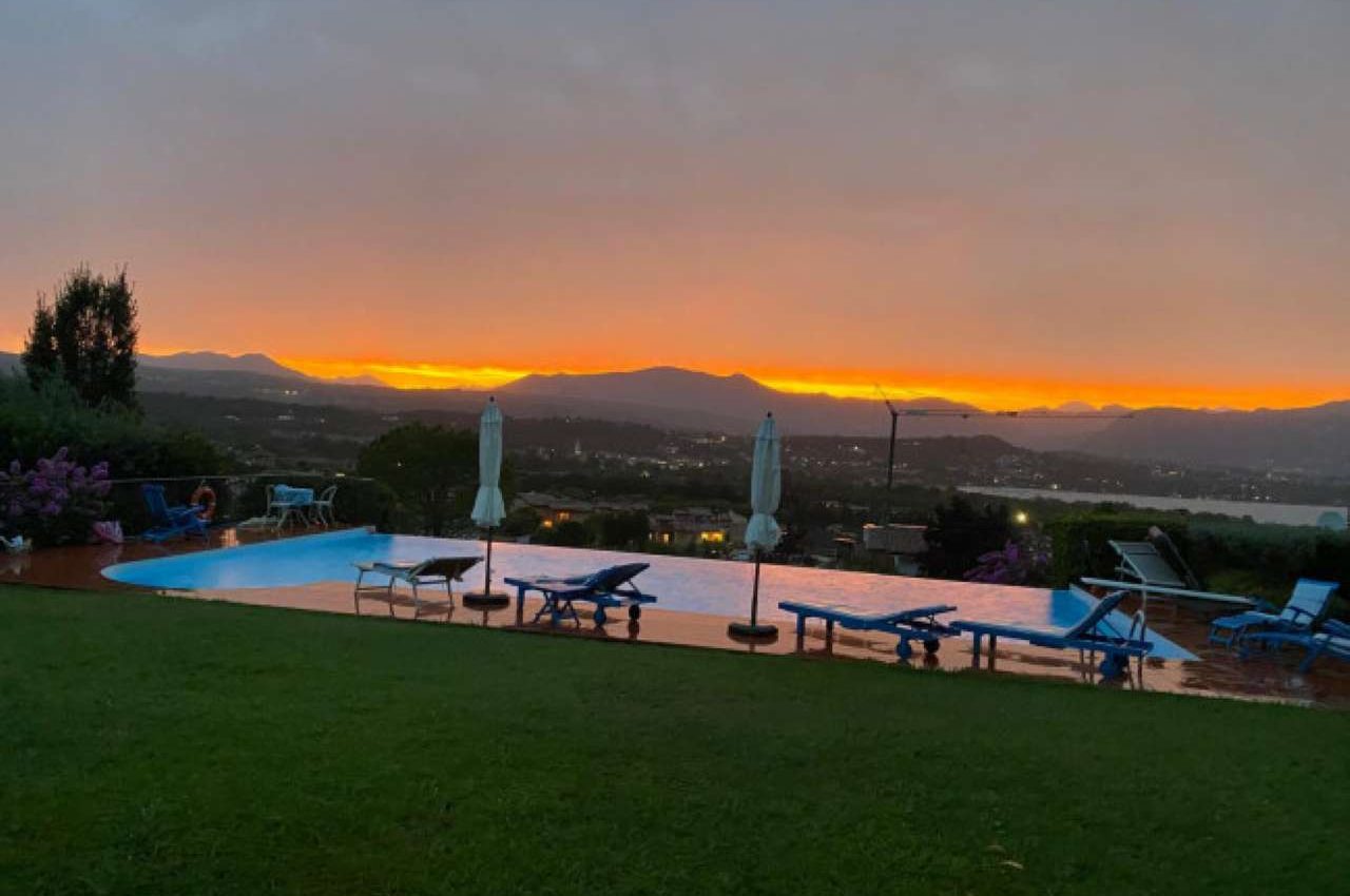 VILLA CON VISTA LAGO E PISCINA IN VENDITA A MANERBA DEL GARDA!!