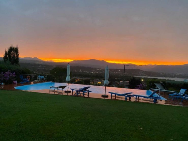 VILLA CON VISTA LAGO E PISCINA IN VENDITA A MANERBA DEL GARDA!!