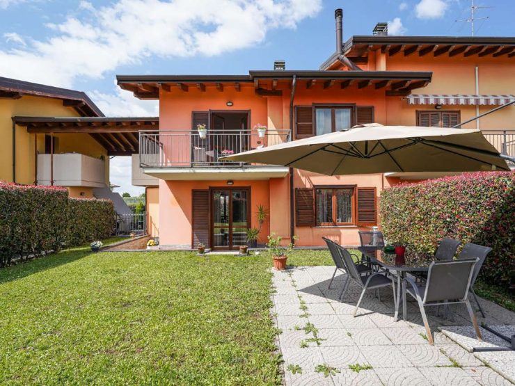 VILLA A SCHIERA CON DUE APPARTAMENTI