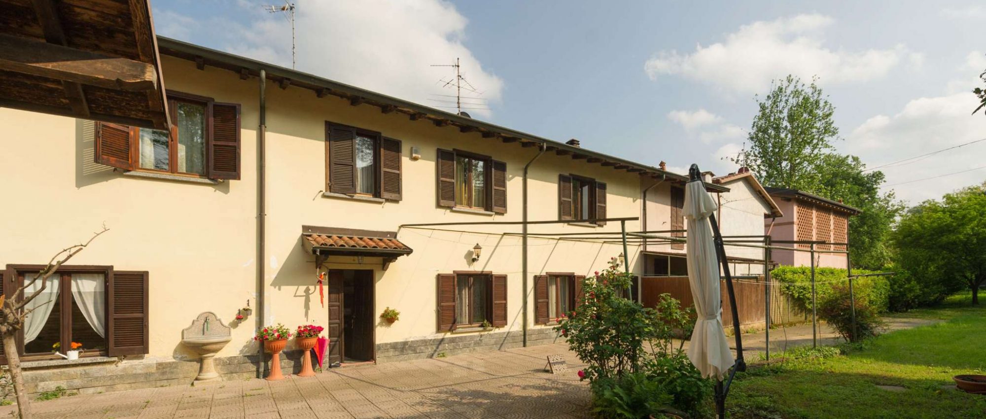PORZIONE DI CASA – CIELO TERRA – GIARDINO E DEPANDANCE IN VENDITA A BIASSONO!!