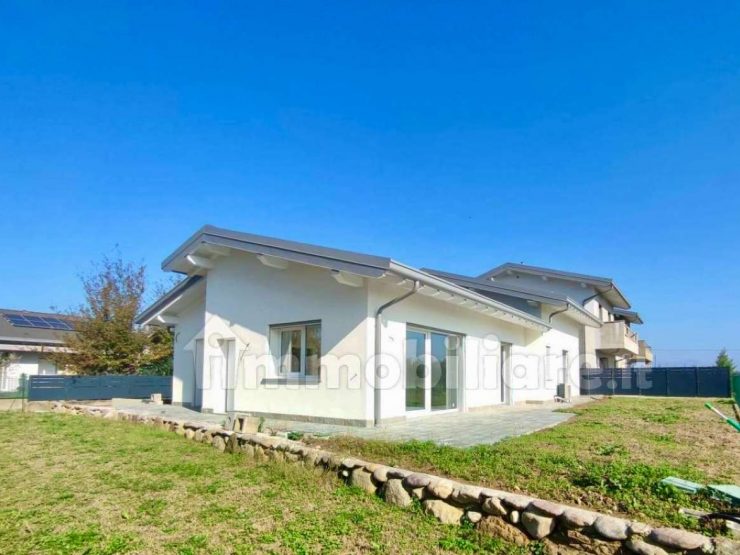 VILLA BIFAMILIARE DI TESTA SU DUE LIVELLI A CHIGNOLO D’ISOLA