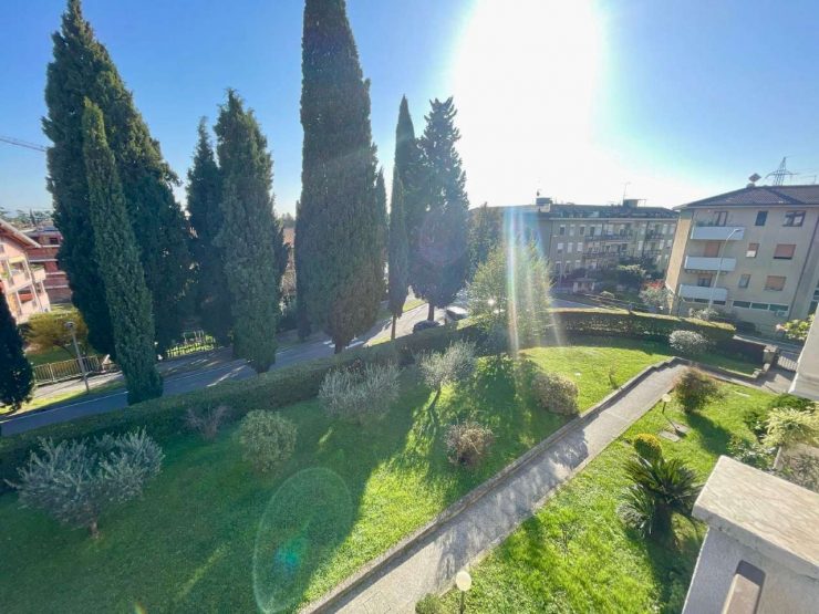 Vendesi appartamento quadrilocale posto al secondo piano nella zona di Desenzano del Garda