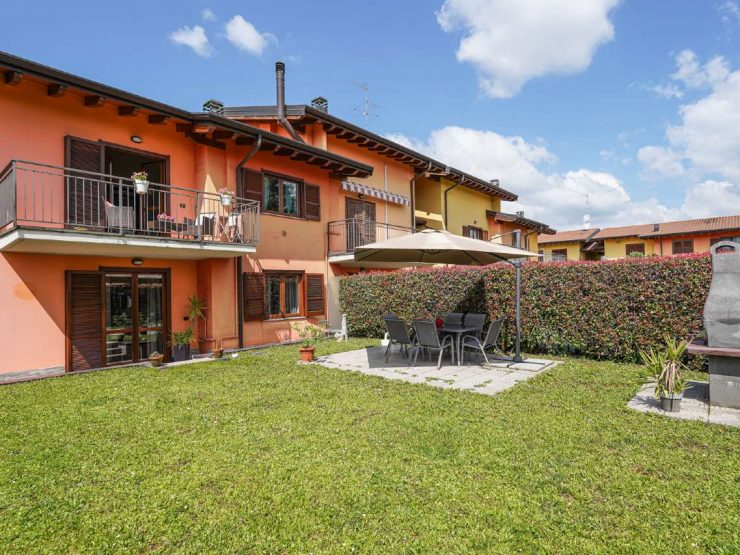 VILLA A SCHIERA CON DUE APPARTAMENTI