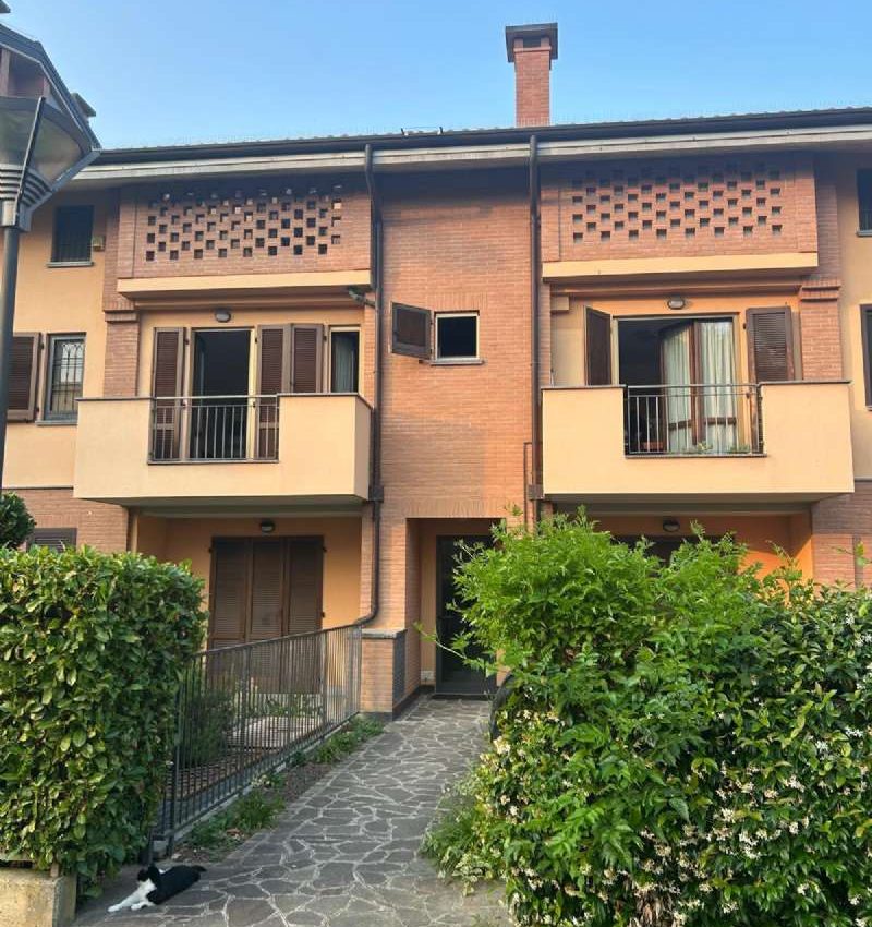 APPARTAMENTO SU DUE LIVELLI CON BOX E CANTINA A BASIANO