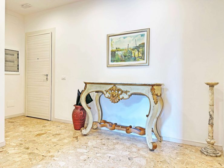 GRANDE APPARTAMENTO CON CANTINA e BOX  A REDONA