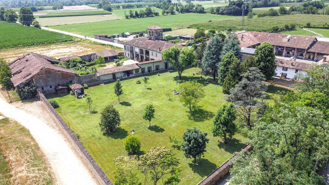 Casale con Torretta Panoramica e Parco Privato a 30 km da Milano