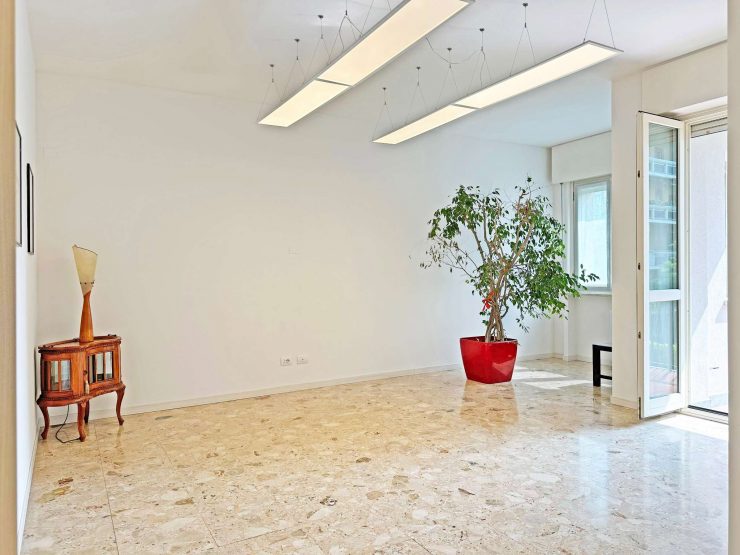 PENTALOCALE CON CANTINA e BOX  pronto da abitare