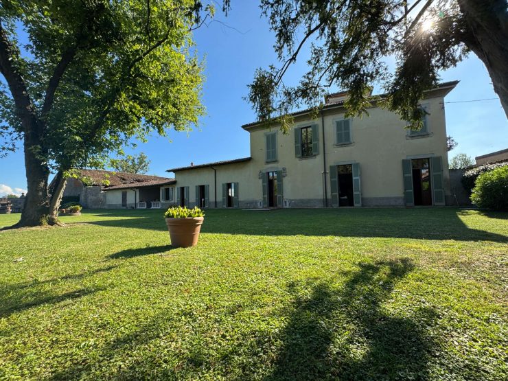 Casale con Torretta Panoramica e Parco Privato a 30 km da Milano
