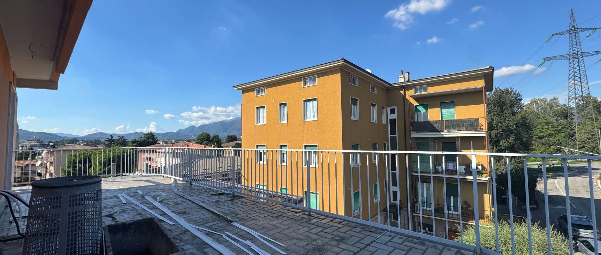 ATTICO BILOCALE COMPLETAMENTE RISTRUTTURATO CON TERRAZZA VIVIBILE