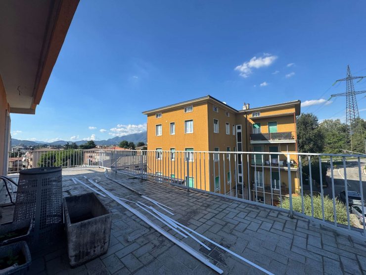ATTICO BILOCALE COMPLETAMENTE RISTRUTTURATO CON TERRAZZA VIVIBILE