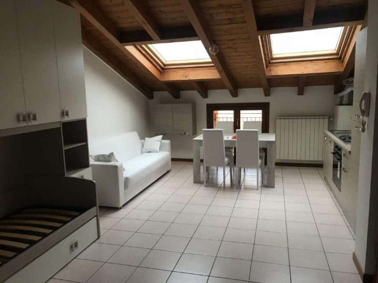 MONOLOCALE A URGNANO